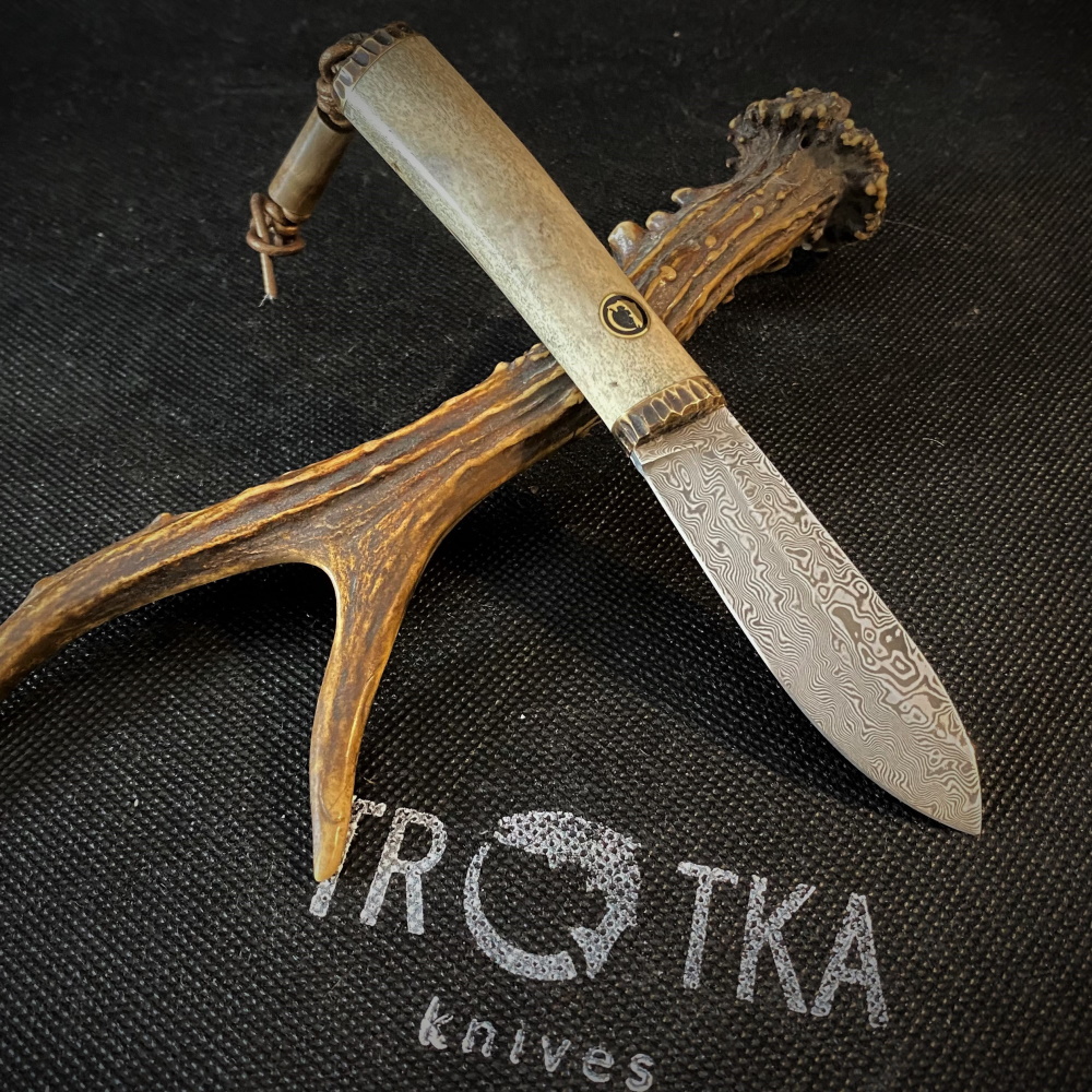 Nóż dla wędkarza, myśliwego typu Neck ze stali damasceńskiej Trotka Knives 